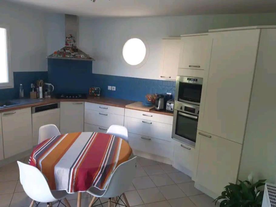 Maison Piscine A 3' De La Mer. Holiday home *