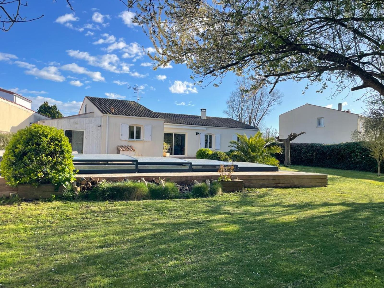 Maison Piscine A 3' De La Mer. Ferienhaus